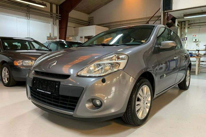 Grå Renault Clio III fra 2011