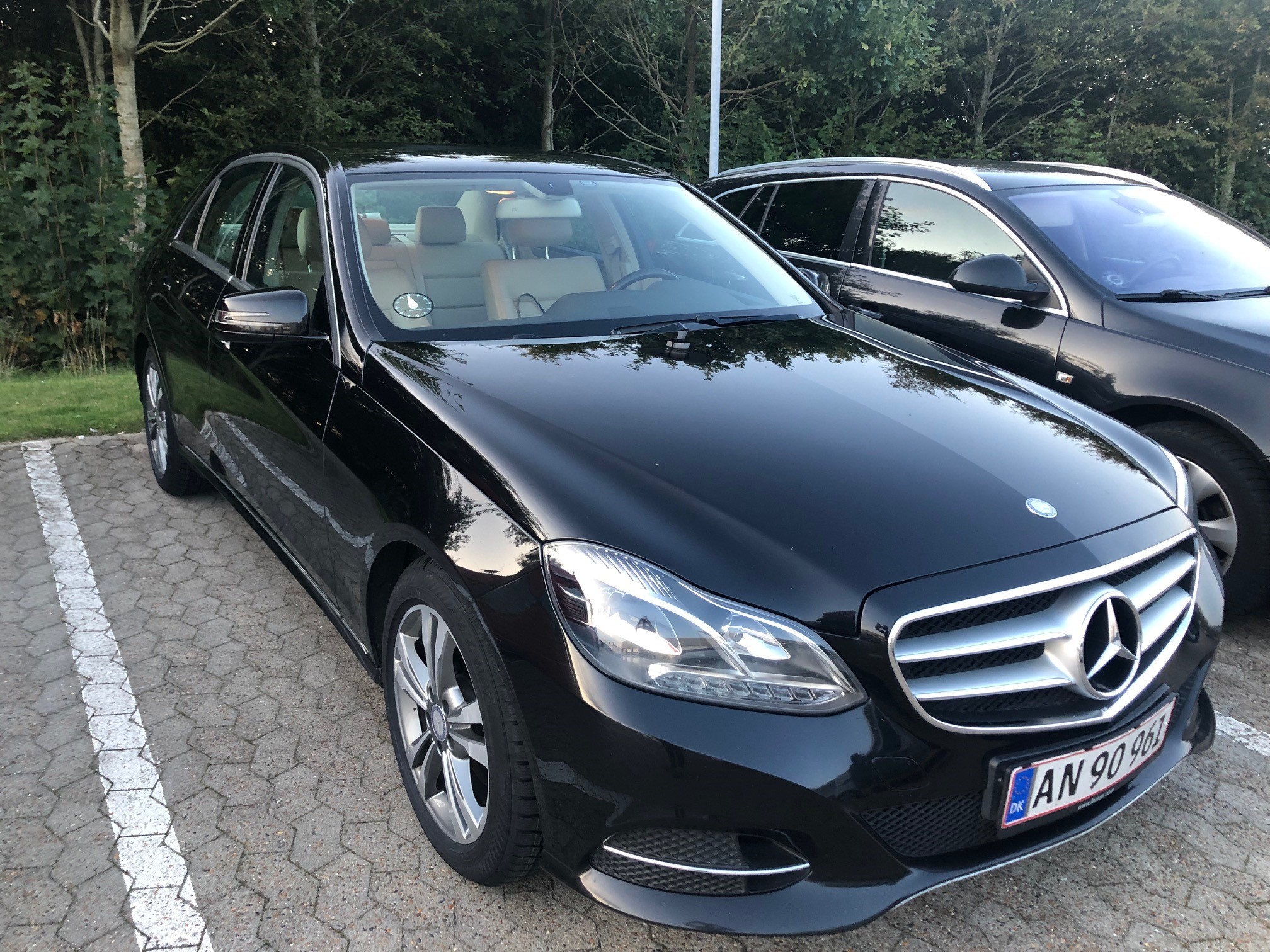 Sort Mercedes E350 fra 2014