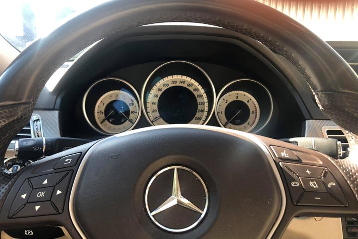 Sort Mercedes E350 fra 2014