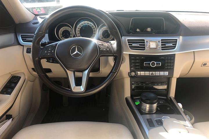Sort Mercedes E350 fra 2014