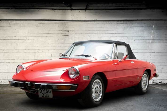 Rød Alfa Romeo Spider fra 1974