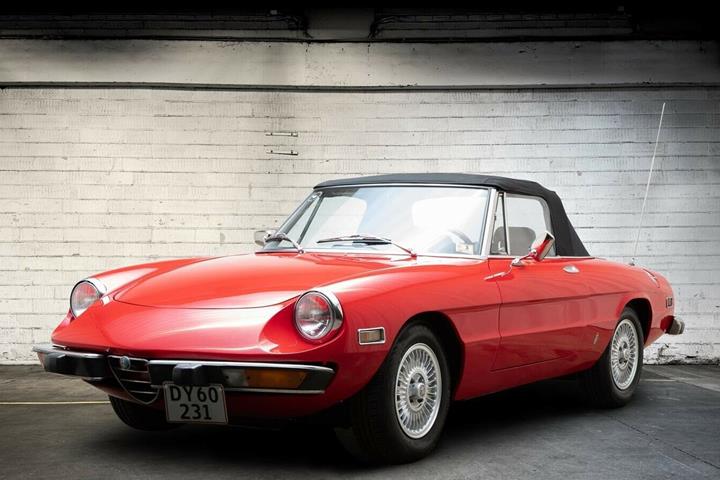 Rød Alfa Romeo Spider fra 1974