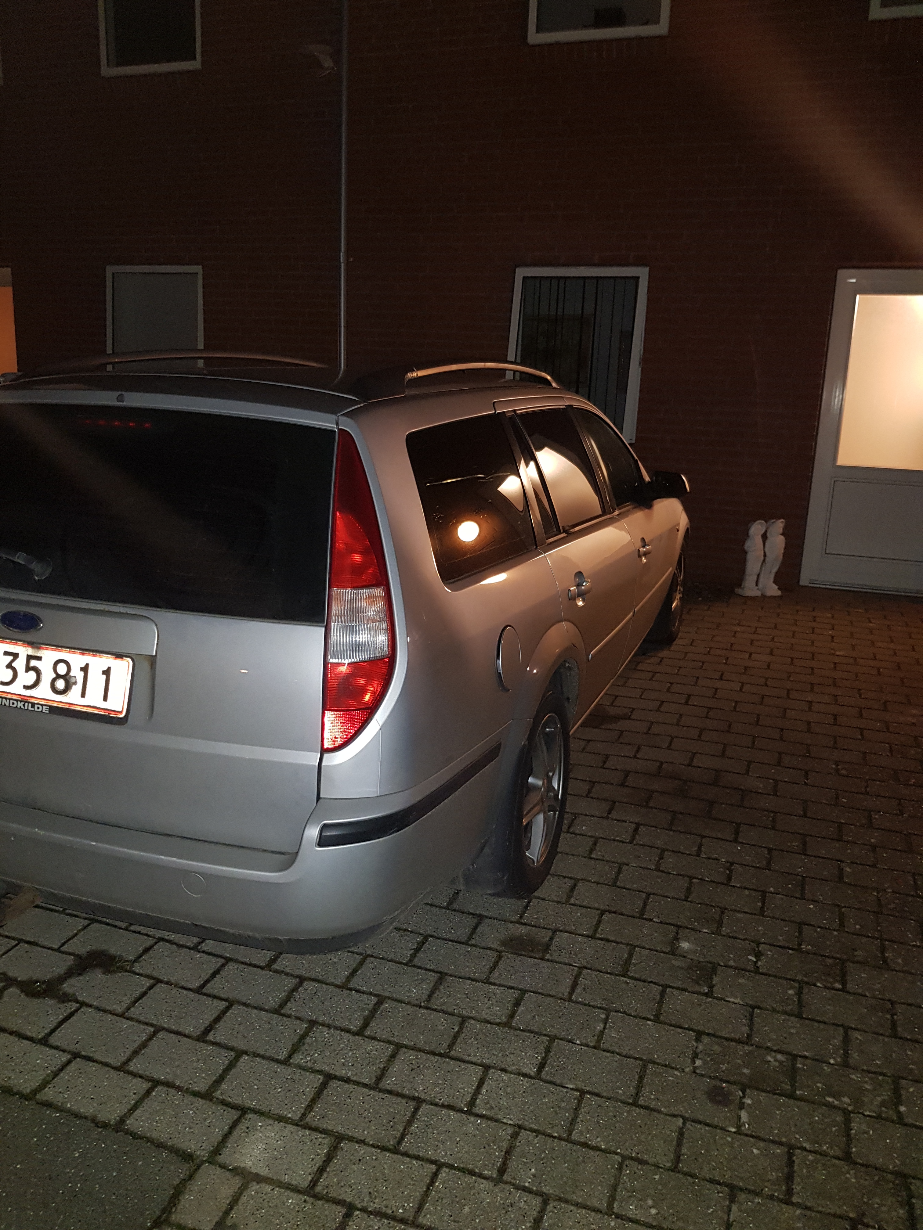 Sølv Ford Mondeo fra 2003