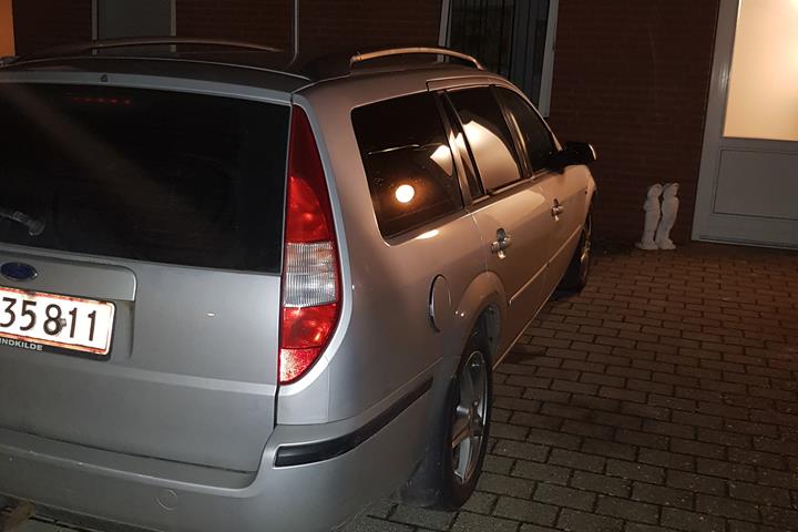 Sølv Ford Mondeo fra 2003
