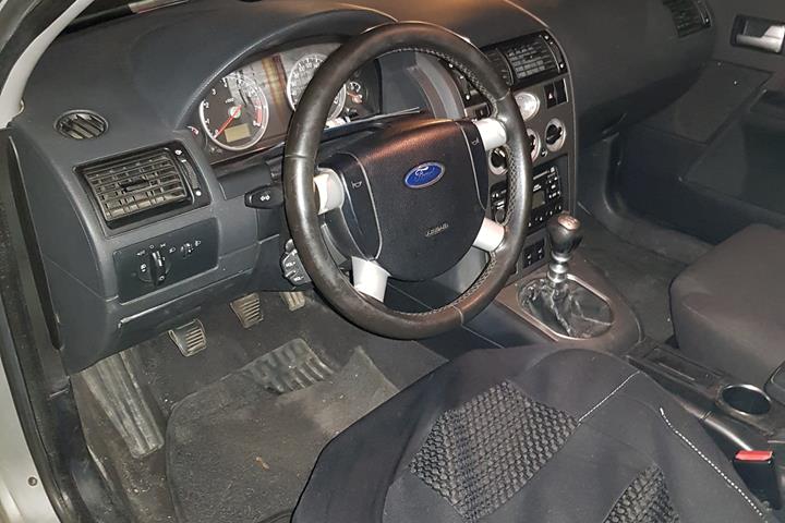 Sølv Ford Mondeo fra 2003