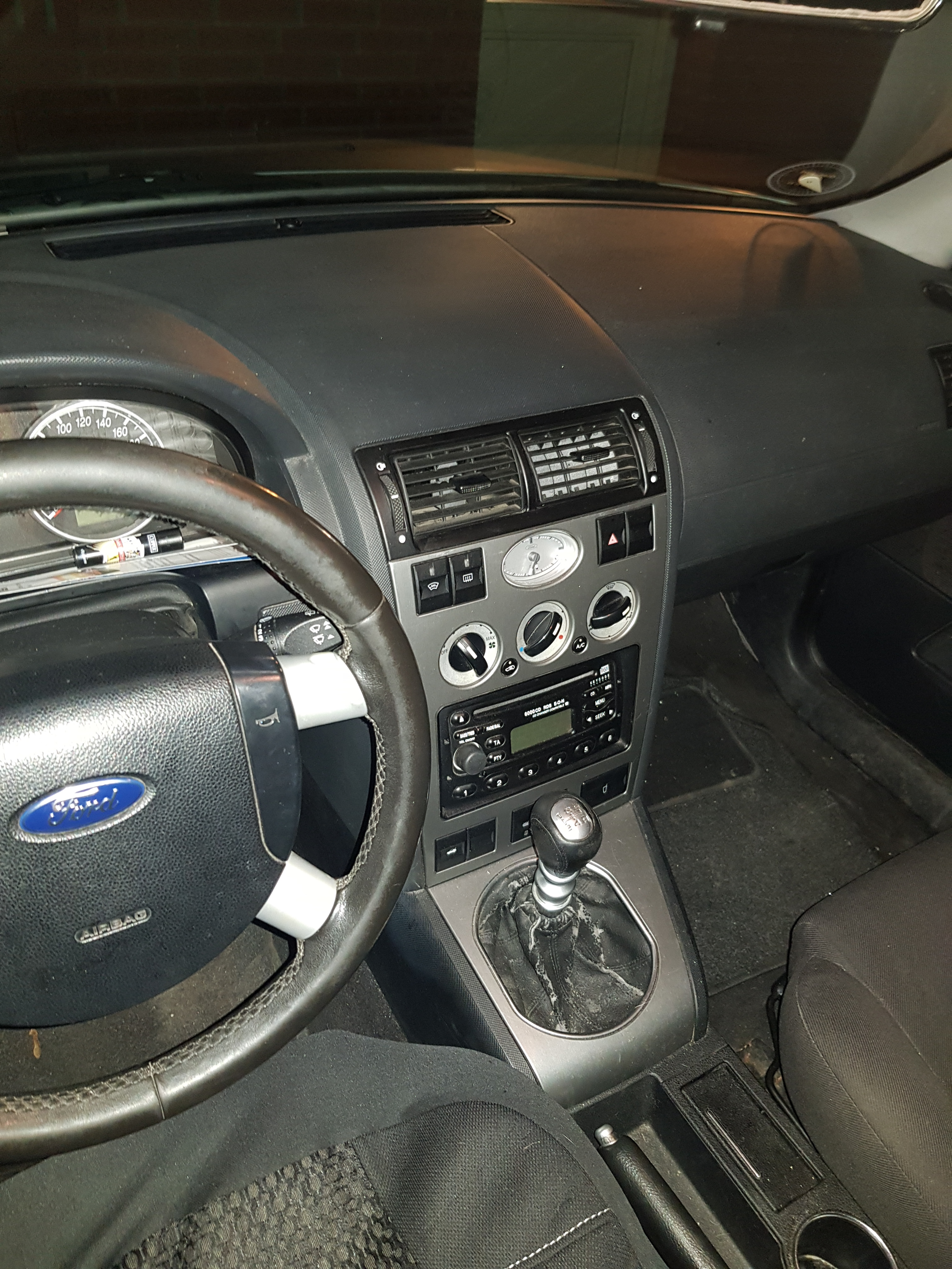 Sølv Ford Mondeo fra 2003