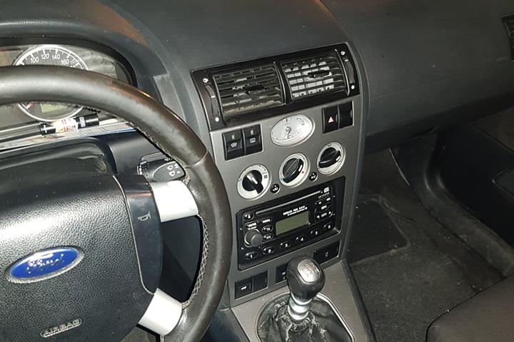 Sølv Ford Mondeo fra 2003