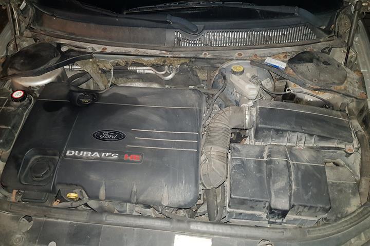 Sølv Ford Mondeo fra 2003