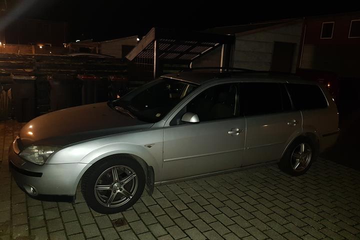 Sølv Ford Mondeo fra 2003