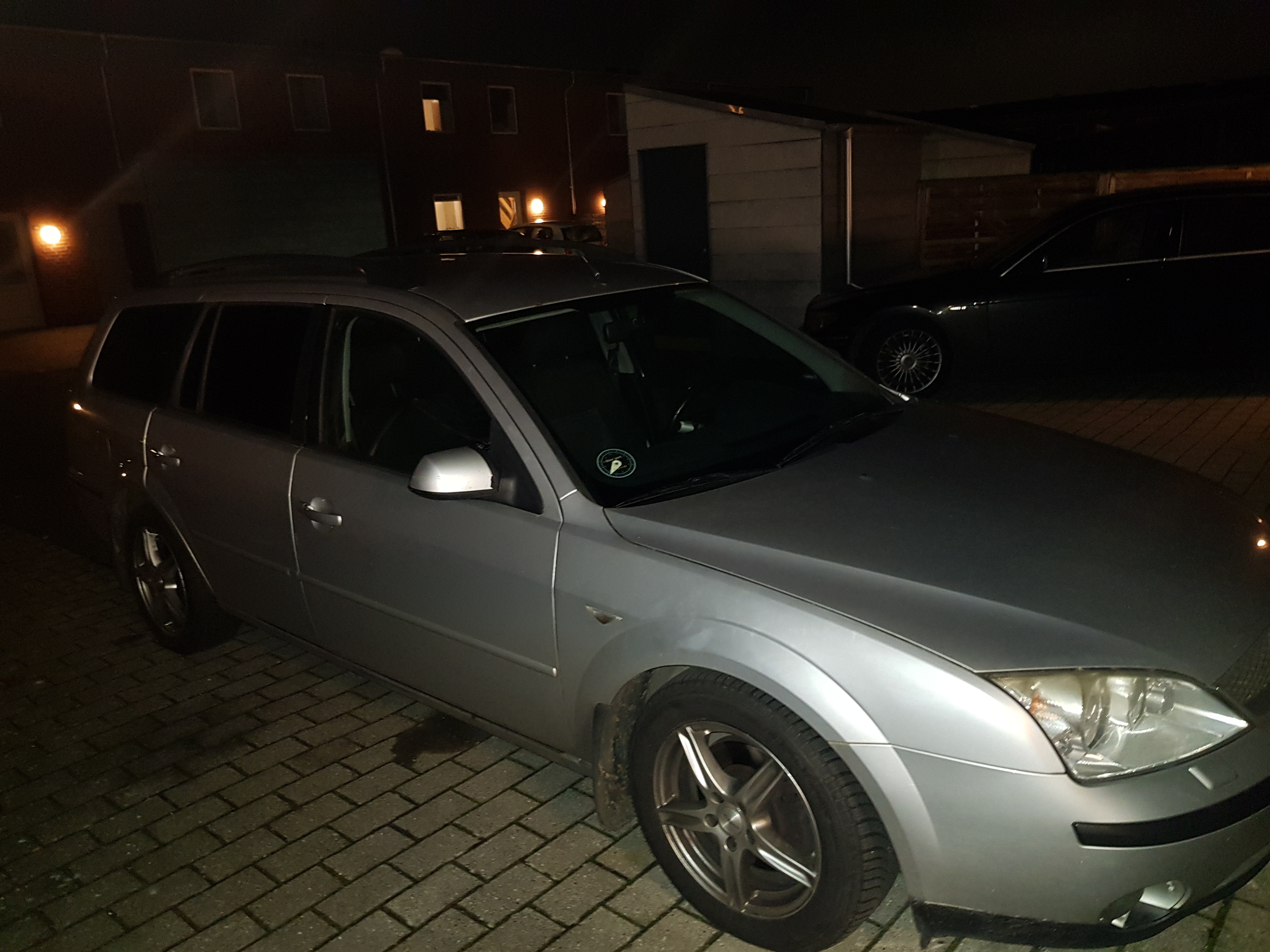 Sølv Ford Mondeo fra 2003
