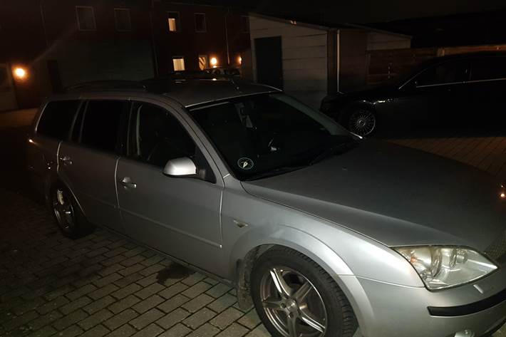 Sølv Ford Mondeo fra 2003