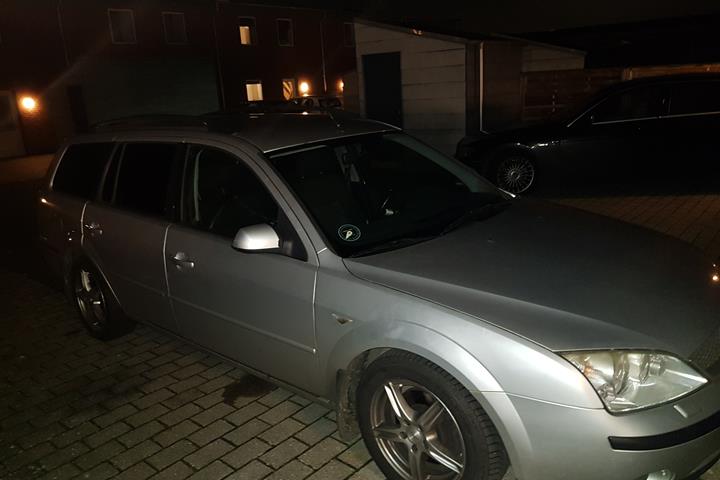 Sølv Ford Mondeo fra 2003