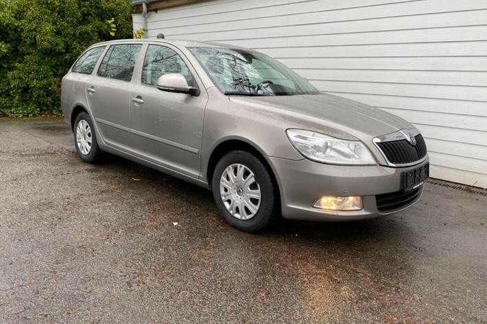 Grå Skoda Octavia fra 2009