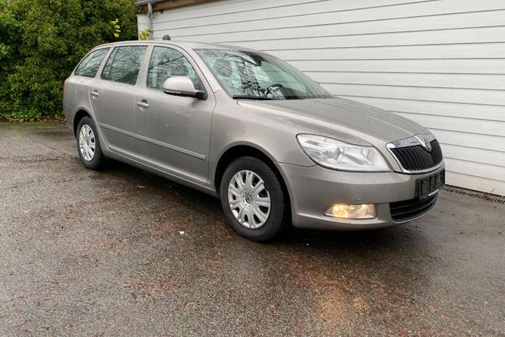 Grå Skoda Octavia fra 2009