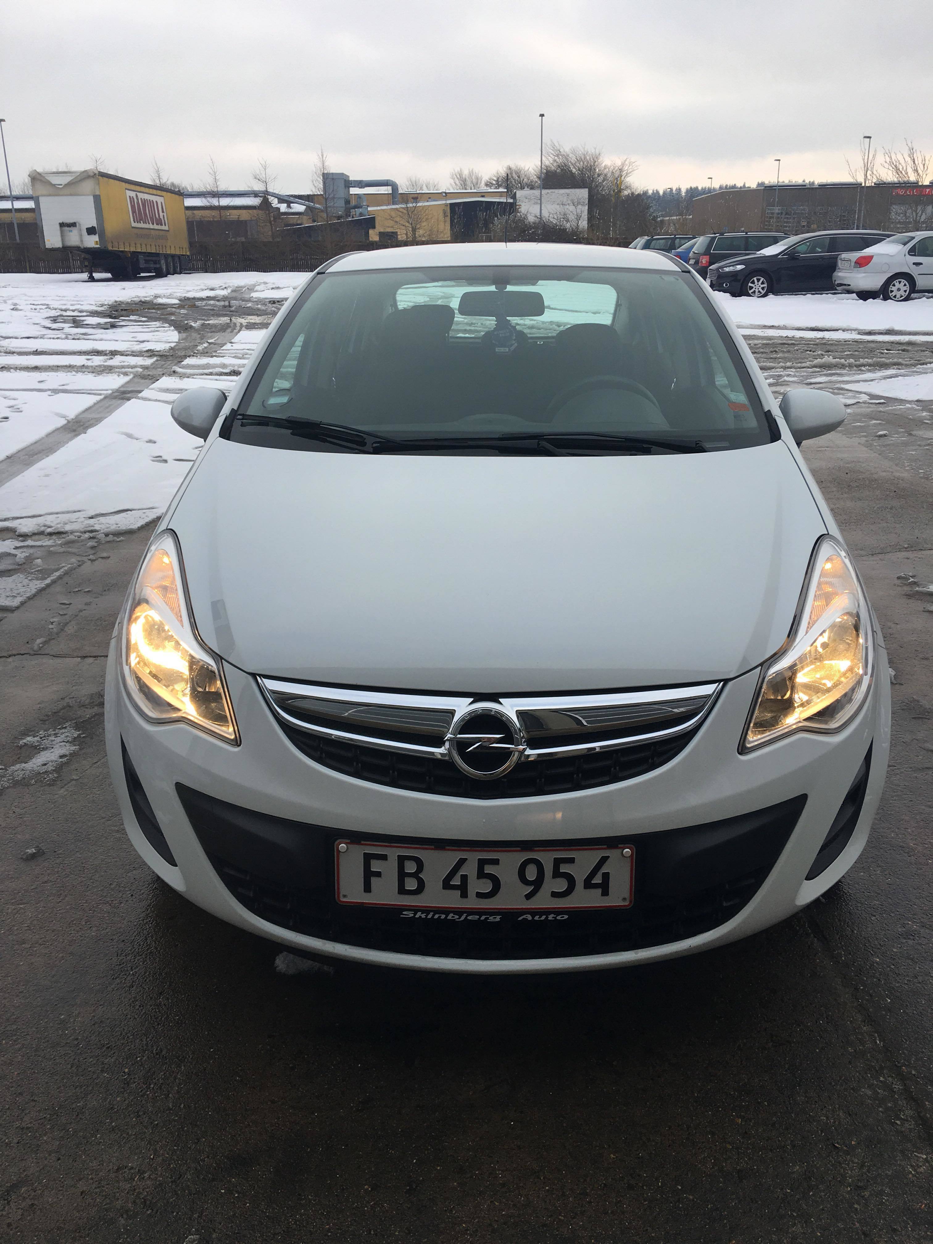 Hvid Opel Corsa fra 2011