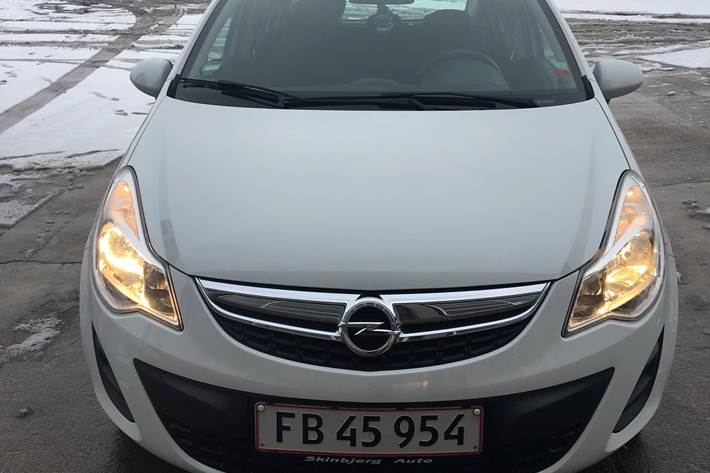 Hvid Opel Corsa fra 2011