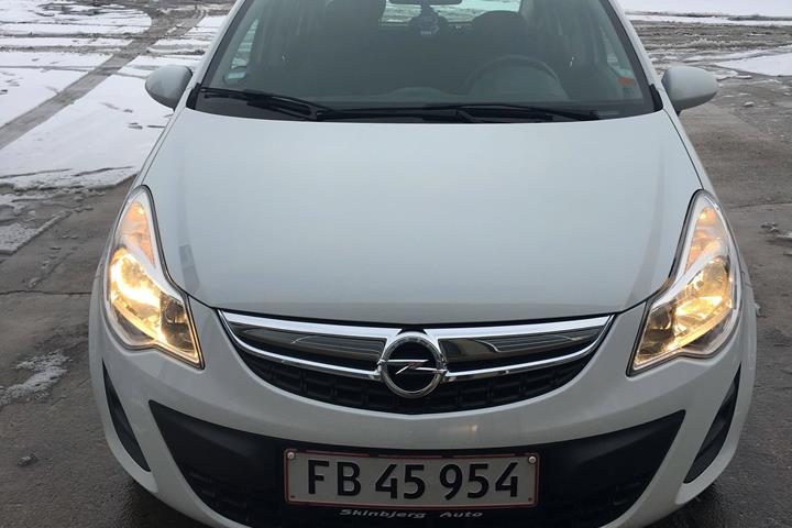 Hvid Opel Corsa fra 2011