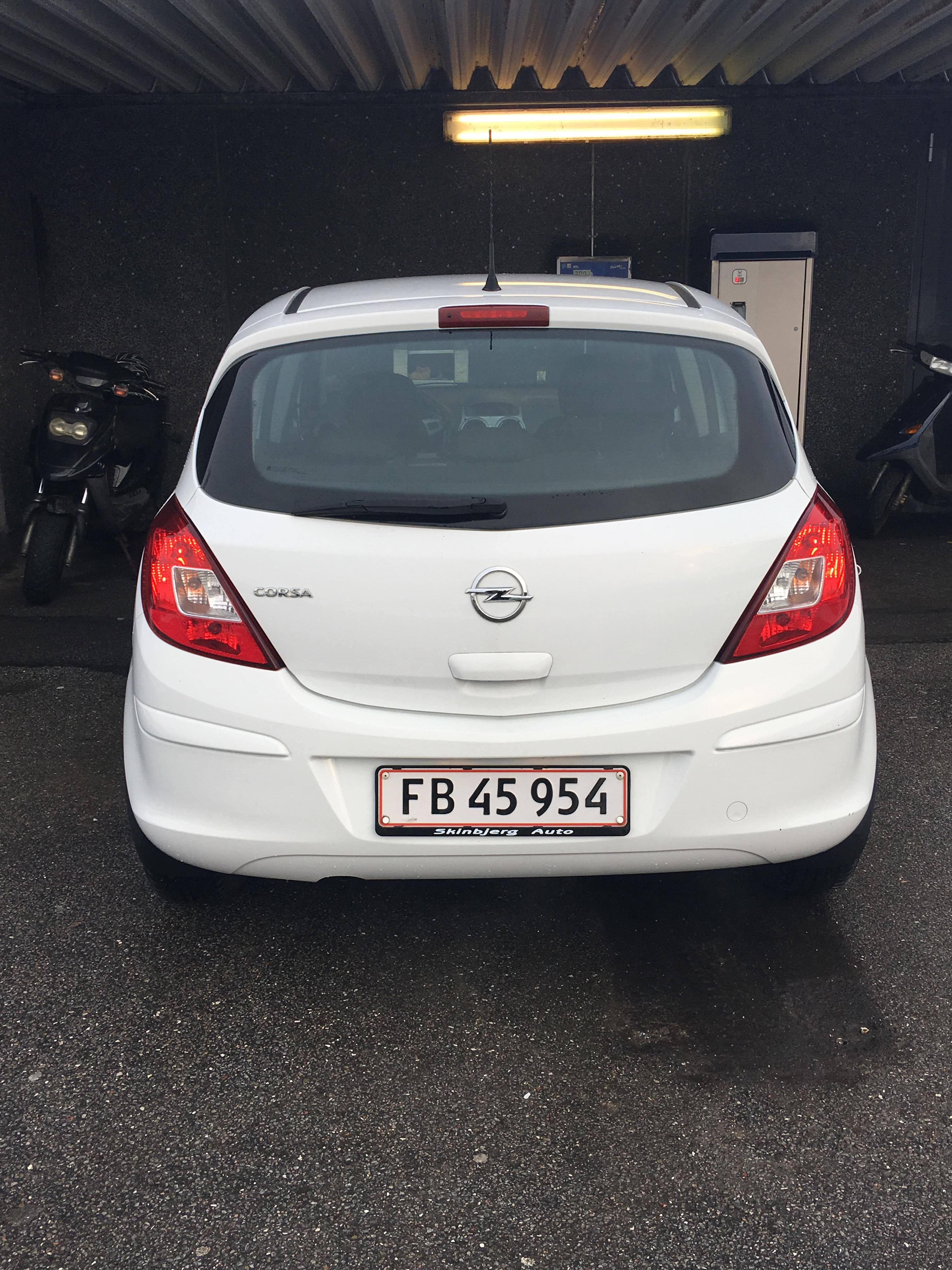 Hvid Opel Corsa fra 2011