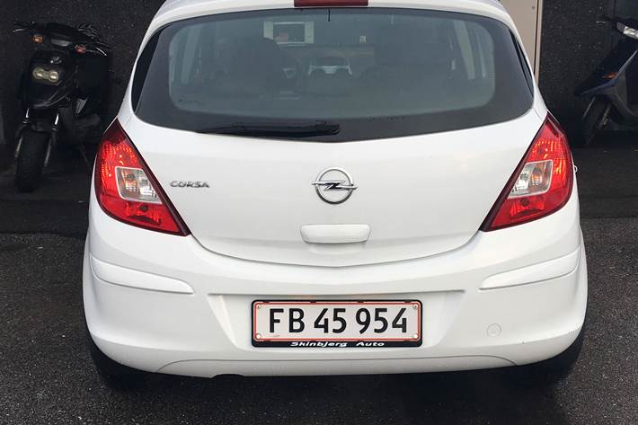 Hvid Opel Corsa fra 2011