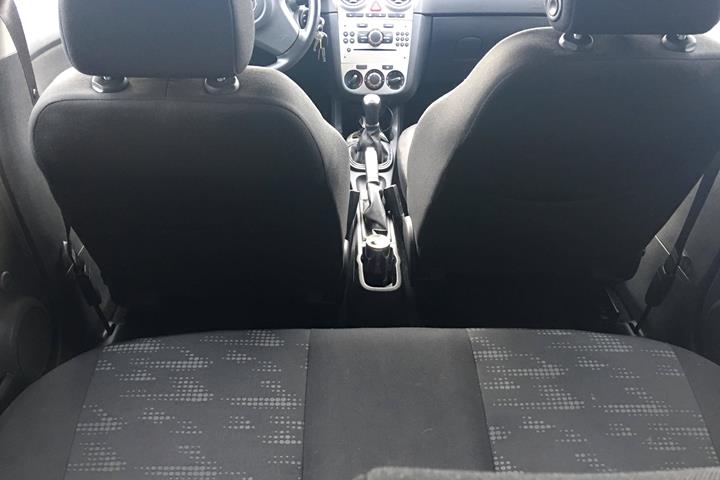 Hvid Opel Corsa fra 2011