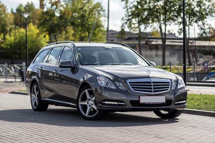 Beige Mercedes E200 fra 2012