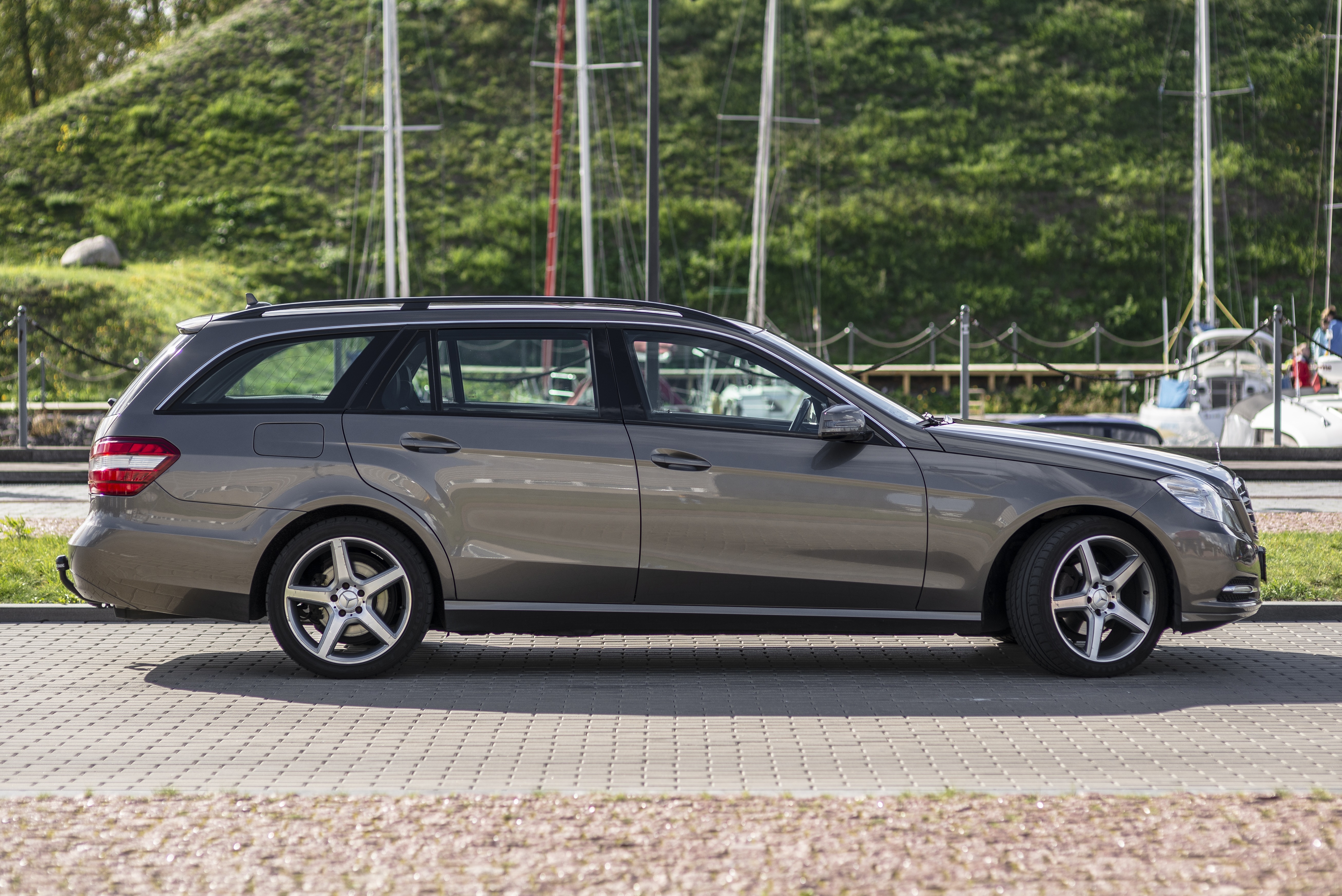 Beige Mercedes E200 fra 2012