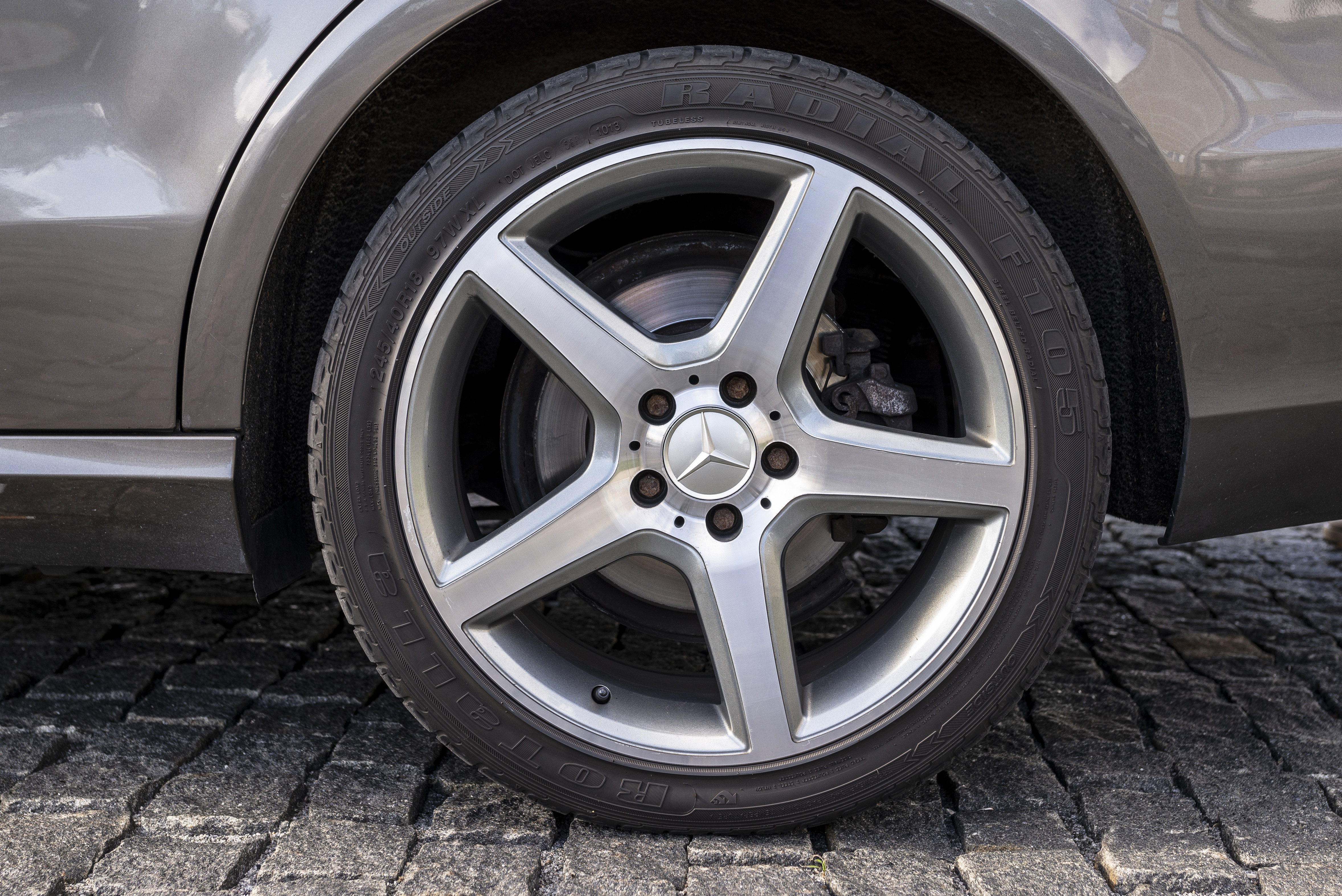 Beige Mercedes E200 fra 2012