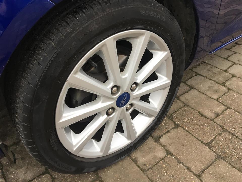 Blå Ford Fiesta fra 2017