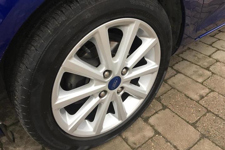 Blå Ford Fiesta fra 2017