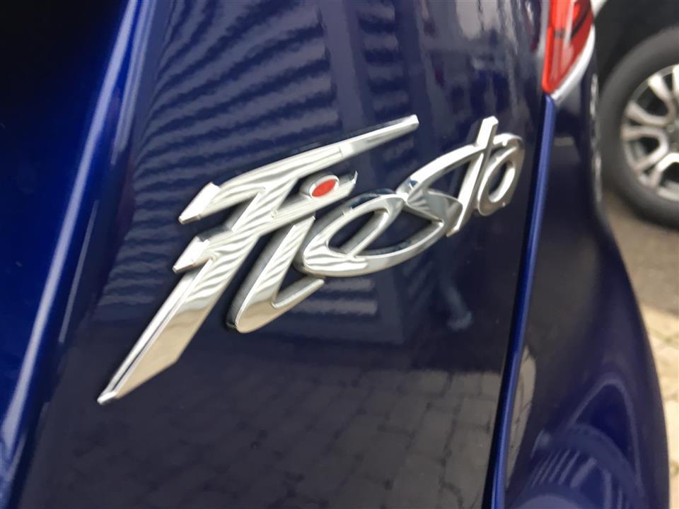 Blå Ford Fiesta fra 2017