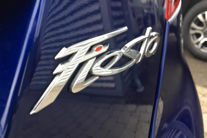 Blå Ford Fiesta fra 2017