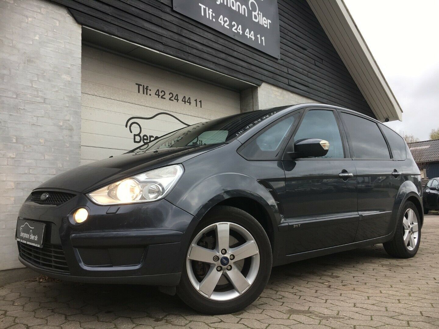 Grå Ford S-MAX fra 2009