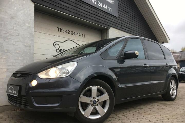 Grå Ford S-MAX fra 2009