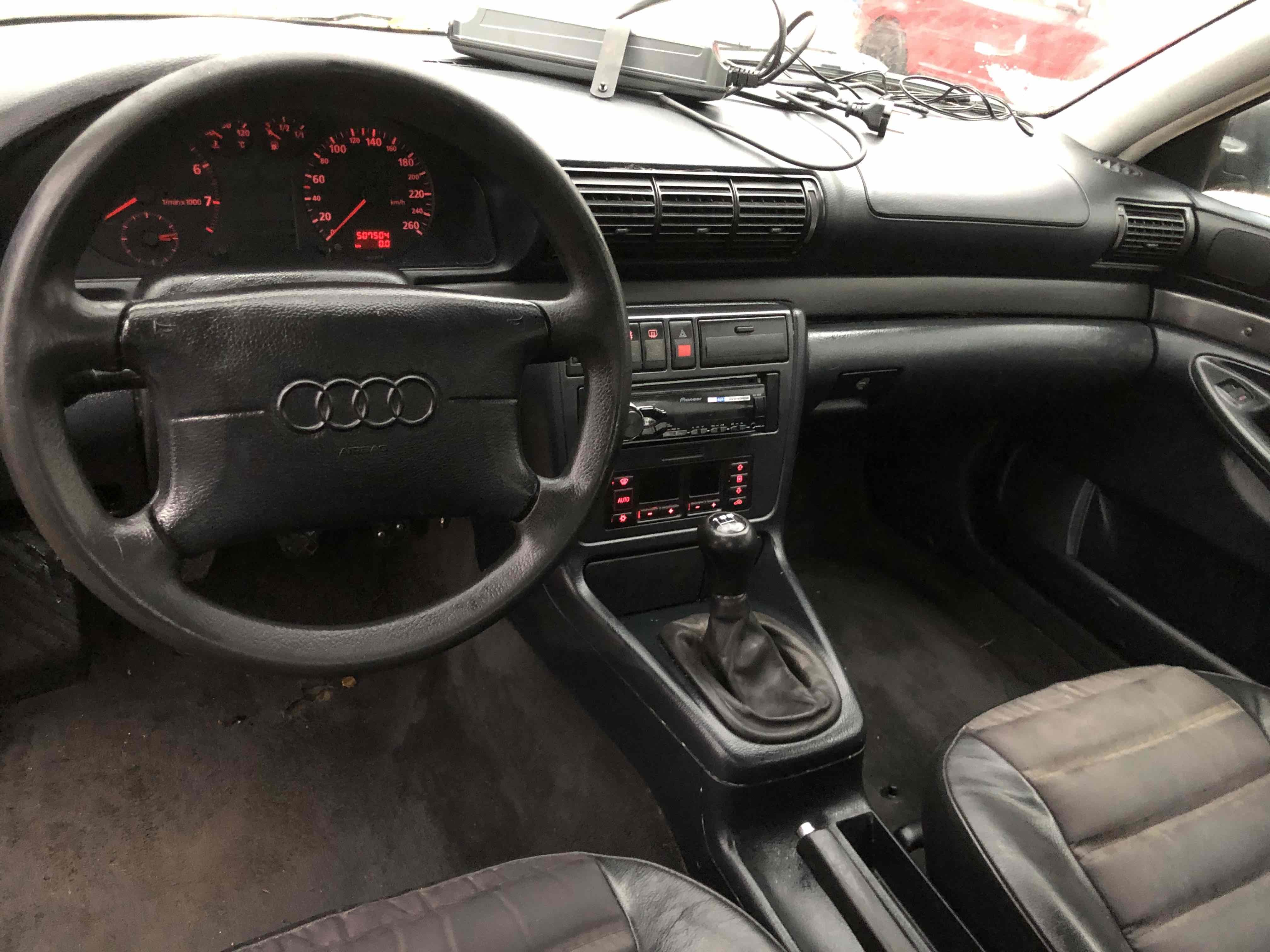 Sølv Audi A4 fra 1995