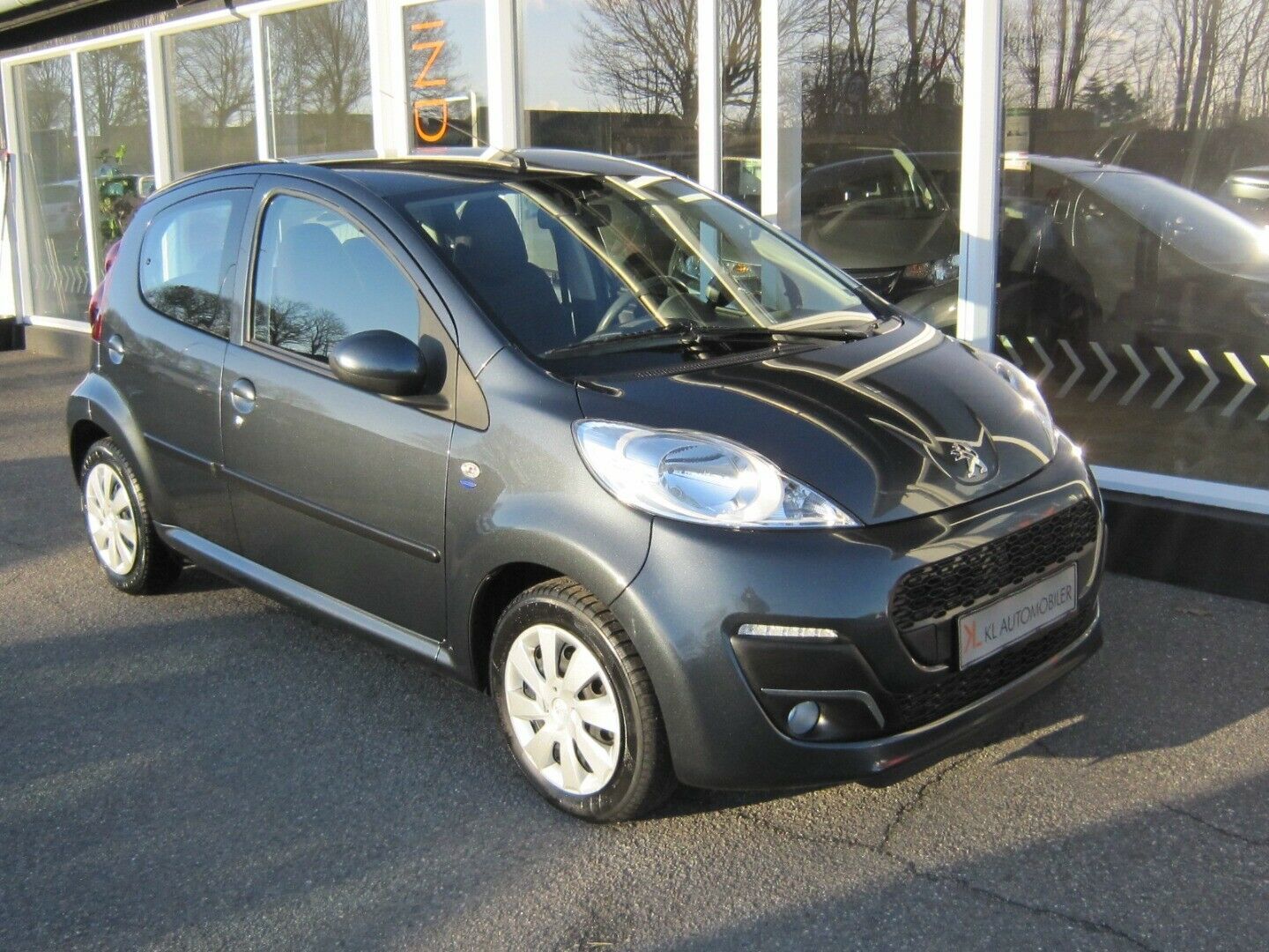 Grå Peugeot 107 fra 2013