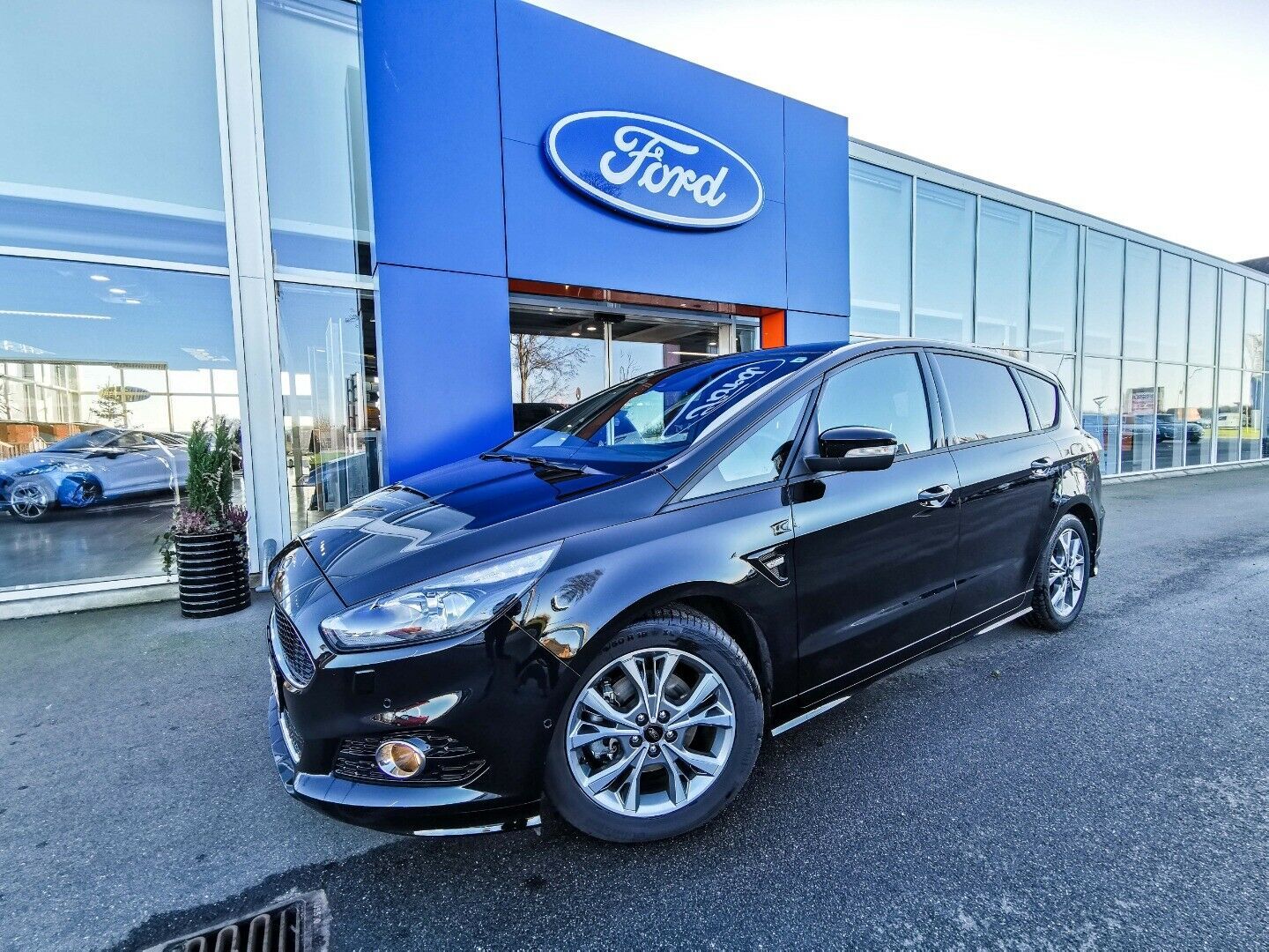 Grå Ford S-MAX fra 2019