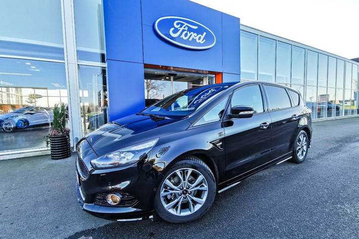 Grå Ford S-MAX fra 2019