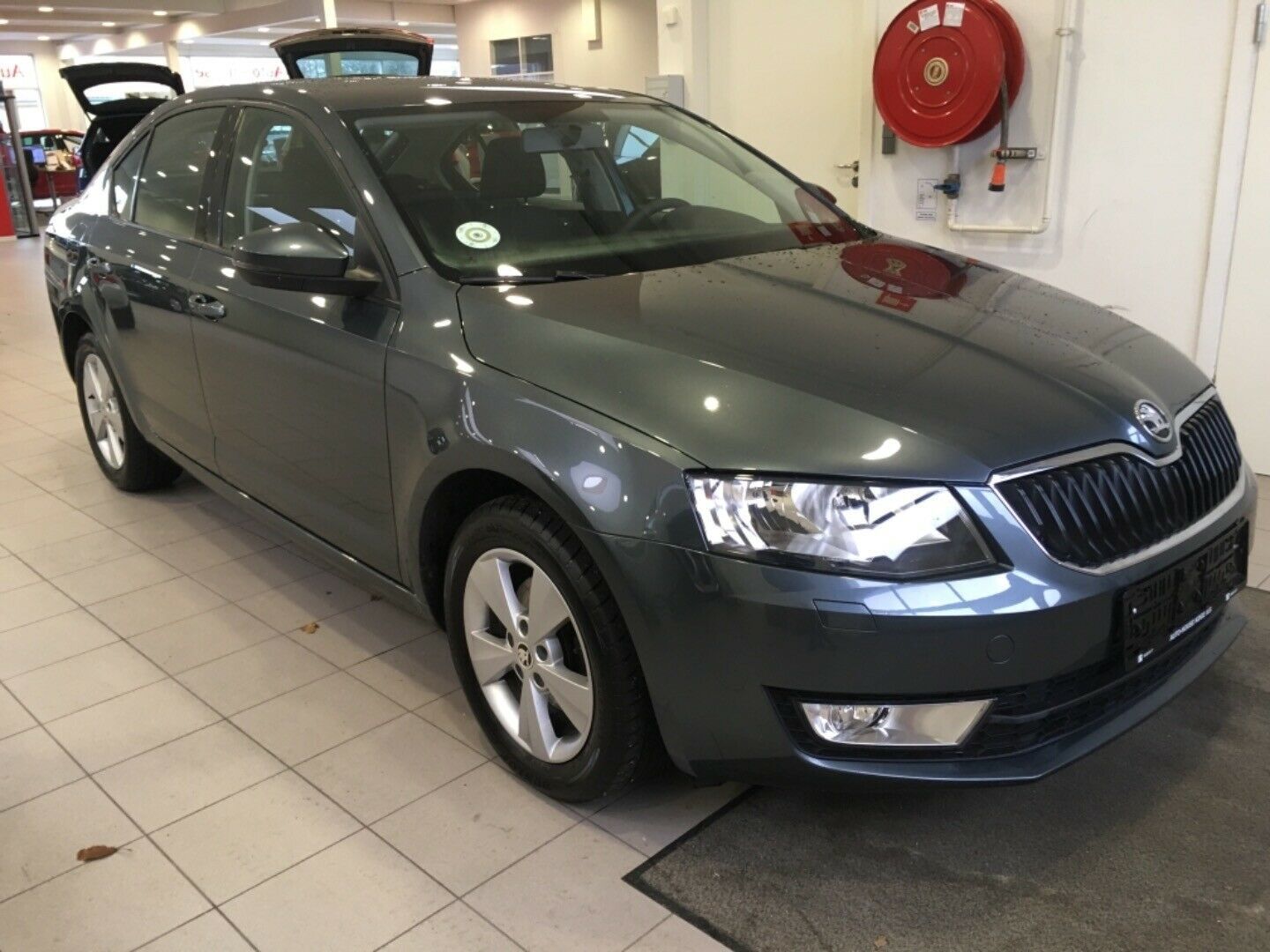 Grå Skoda Octavia fra 2017