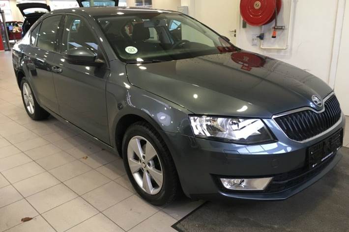 Grå Skoda Octavia fra 2017