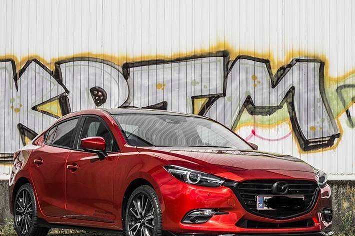 Rød Mazda 3 fra 2017