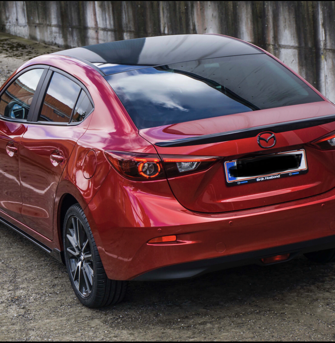 Rød Mazda 3 fra 2017