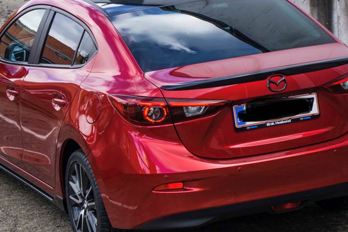 Rød Mazda 3 fra 2017