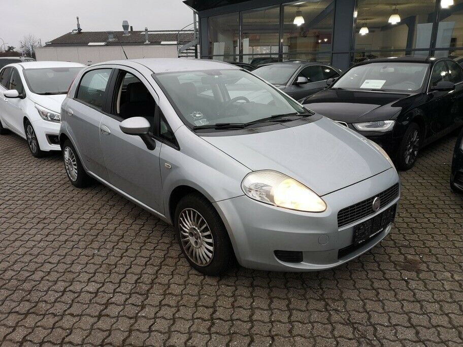 Grå Fiat Grande Punto fra 2008