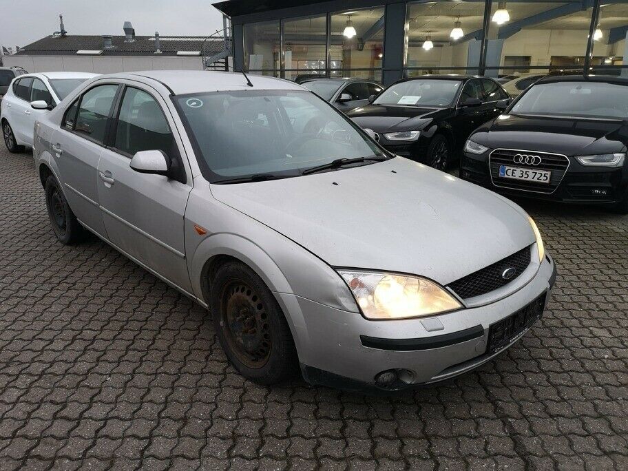 Grå Ford Mondeo fra 2002