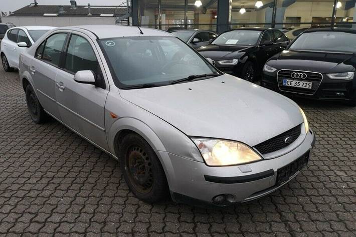 Grå Ford Mondeo fra 2002