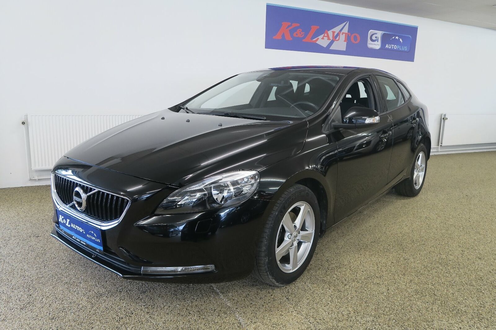 Grå Volvo V40 fra 2017