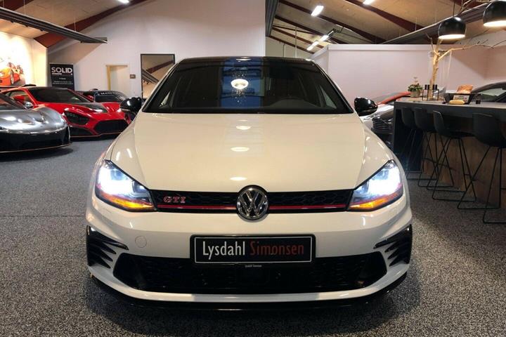 Hvid VW Golf VII fra 2016