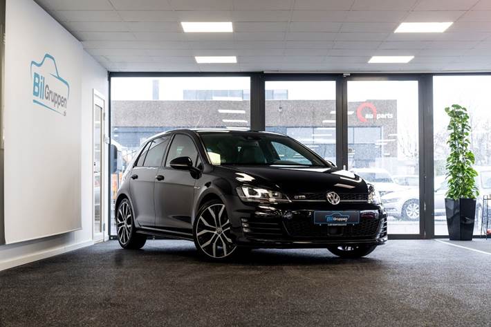 Grå VW Golf VII fra 2015