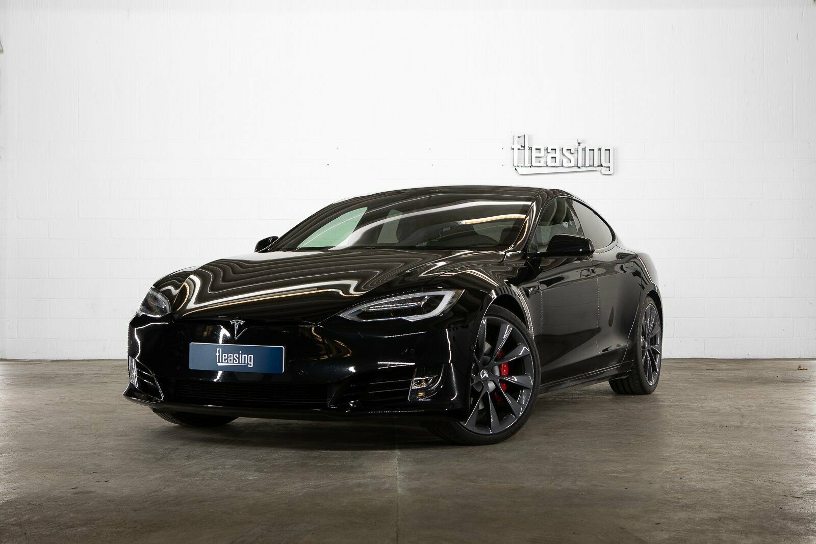 Sort Tesla Model S fra 2018