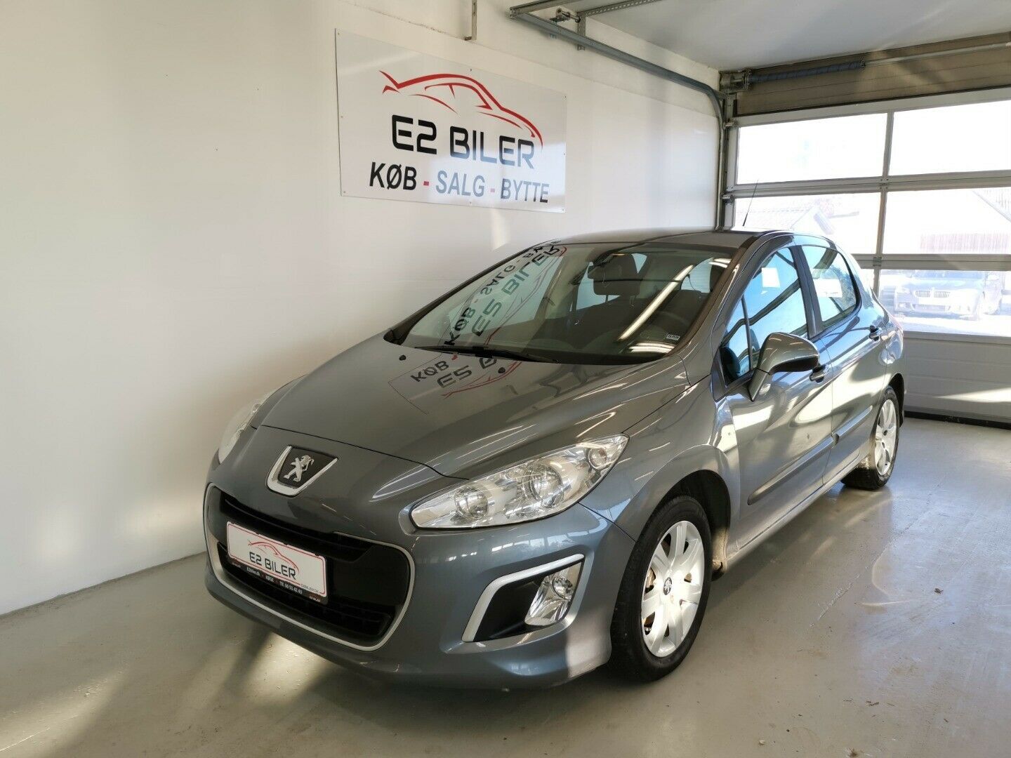 Grå Peugeot 308 fra 2012